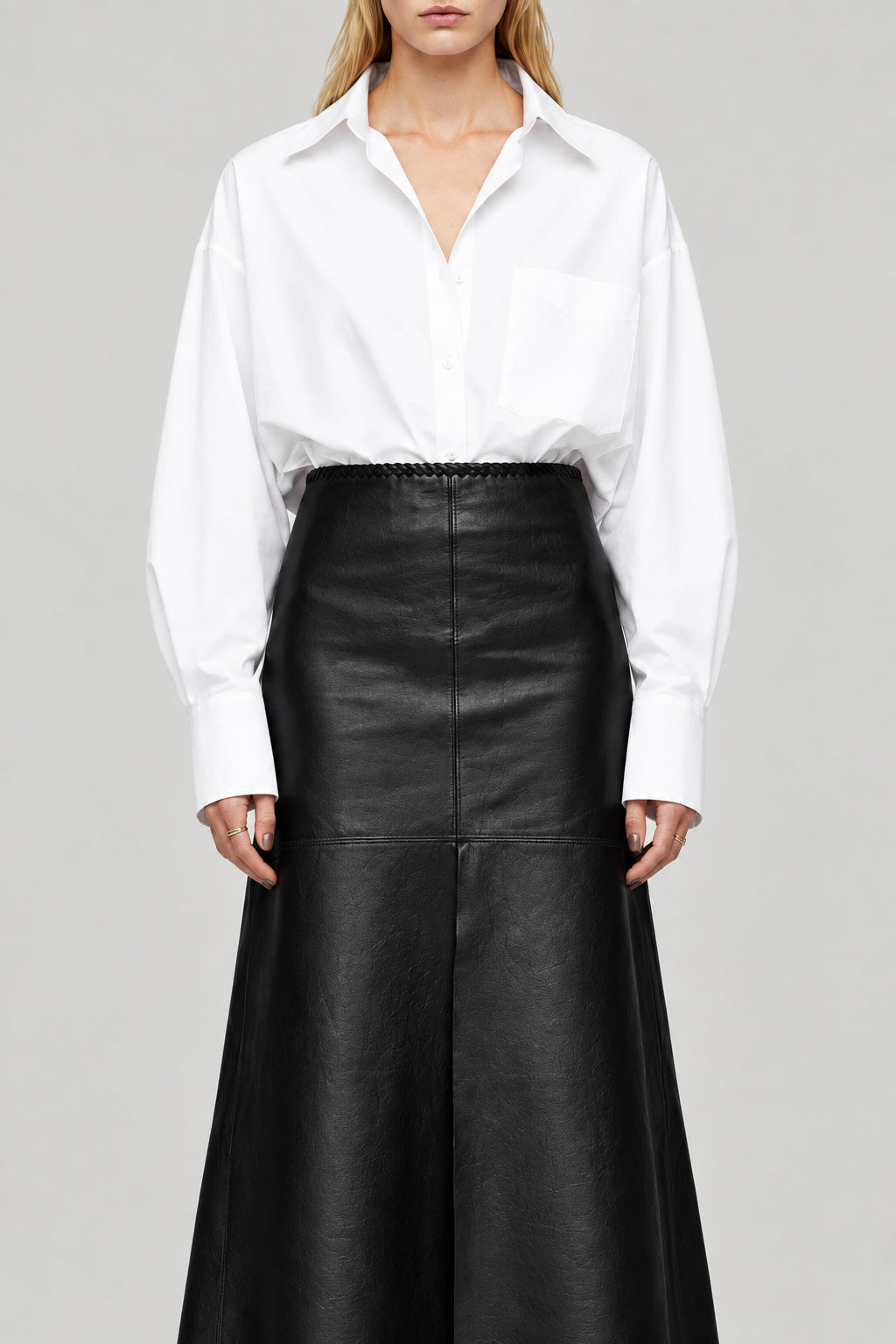 Falda Petra Negra — Bendito Leather, vista 2